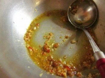 step1: 炒香-葱.薑.蒜末,加入豆醬續炒到香,加入醬油.米酒