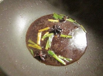 step3: 原鍋留1小匙油放入青蔥段以小火爆香,加入榖盛壽喜燒2大匙,水6大匙,五香粉0.5小匙,白胡椒粉0.5小匙,酒1大匙,冰糖0.5小匙,