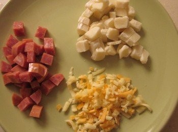 step3: 趁揉<span class="group_2">麵團</span>時準備材料: 馬扎瑞拉起司或夾吐司的起司片切丁.熱狗切丁