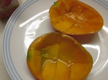 step3: 取出果肉的芒果就是現成的果凍杯