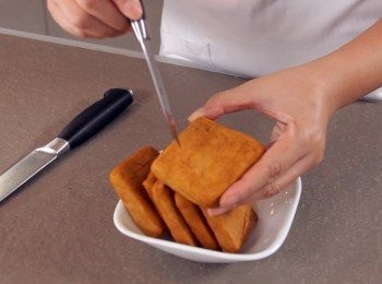 step4: 炆至肉類上色，中段加豆肝，炆時可逐少加水，以免滷水汁收乾