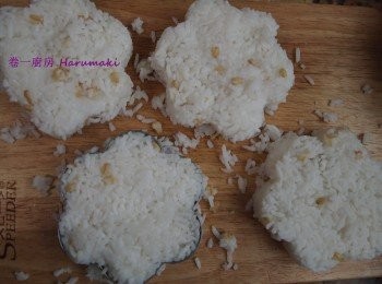 step2: 隔夜飯 (冷飯) 用微波爐加熱, 放入模內加壓實成飯餅形狀,