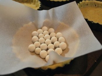 step7: 鋪上烘焙紙，撒上壓派石（或乾豆、米粒），於350℉/180℃的烤箱中烤16~20分鐘，至表面金黃上色