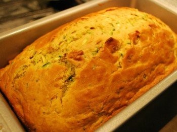 step8: 出爐後於模型中放10分鐘待涼，脫模後放涼即可切片