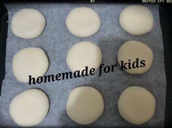 step3: 做法：
1）麵糰轆成圓形薄片,包肉餡,將收口壓扁。發酵10分鐘