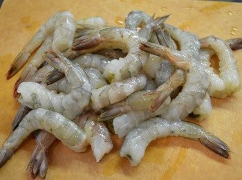 step2: 將蝦剝去蝦頭和中段的殼，保留尾巴。