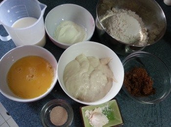 step2: 將高筋粉.奶粉.糖.雞蛋,5c冷藏種液種及牛奶酵母.吉士粉先用刮刀拌勻,再搓至起筋