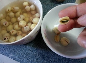 step1: 先將蓮子,三角豆浸2小時以上,蓮子去掉苦蕊