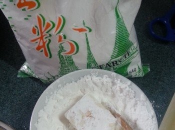 step4: 先用生粉沾滿豆腐