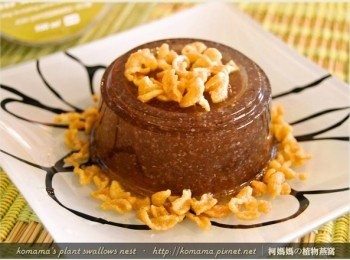 step3: 將mini可樂果捏成小碎塊後，再酌量淋灑在黑木耳健康凍上。