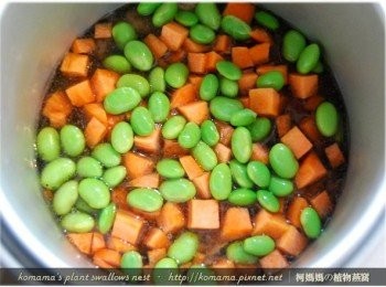 step5: 最後放入已切成丁狀的紅蘿蔔與毛豆後，按下電鍋的按鈕來煮飯。