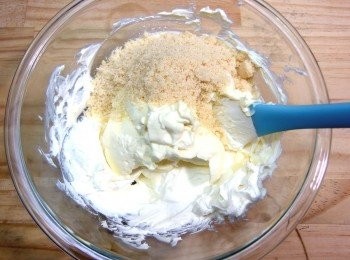 step7: 製作起司蛋糕的麵糊,將軟化的奶油乳酪用橡皮刮刀攪拌,並加入酸奶及2/3的細砂糖攪拌混合。