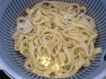 step3: 在麵條灑上少許麵粉,在室溫下靜止20分鐘。
放在熱水中煮15分鐘,過冷河瀝乾水份。完成