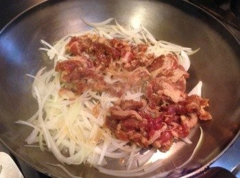 step2: 熱鍋放入洋蔥爆香，炒至軟再放入牛肉翻炒。