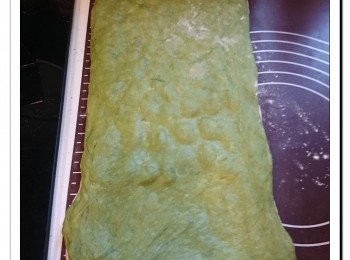 step5: 由較遠一方向自己方向捲, 按實收口。把麵團放回吐司模, 開始進行室溫第二次發酵約60分鐘。