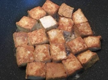 step3: 用適量油將豆腐煎的到表皮酥香，即可起鍋並將油瀝出