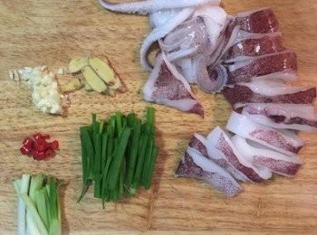 step2: 蒜切末；蔥切段；薑切片；辣椒去籽切小丁；中卷切圈狀，中卷頭隨意切塊。