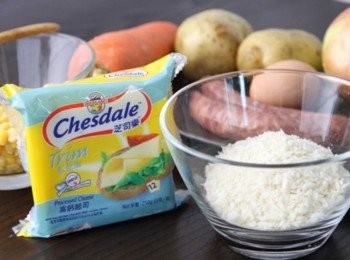step1: 簡單的材料們(要做出誘人的爆漿效果，起司片是一定要的，但如果沒有香腸可以用臘肉、培根來替代，家中有其他蔬菜也可以代替，只要是水份少一點的蔬果即可)