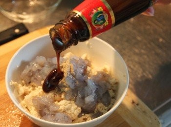 step1: 絲瓜刨去皮切圓片約5片，用小湯匙於絲瓜中心挖空。取蝦仁5隻用刀背拍後沏成碎。