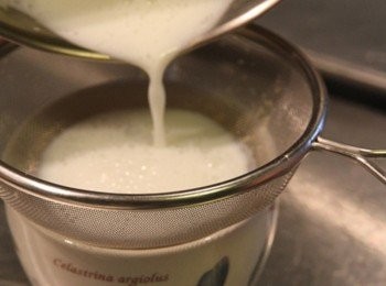 step2: 將混合蛋奶汁過篩後, 倒入容器中，如表面有泡泡可用紙巾撇去表面泡泡