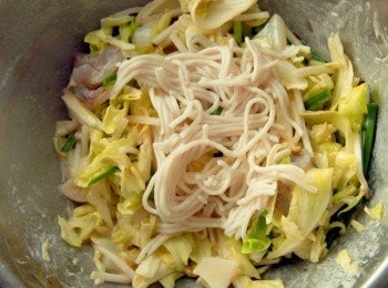 step2: 麵粉適量加一點水調成像優格般濃度的麵糊，取一容器將高麗菜絲、豆芽菜、蝦仁、軟絲、韮菜、蔥段、雞蛋、熟麵條與麵糊拌勻。