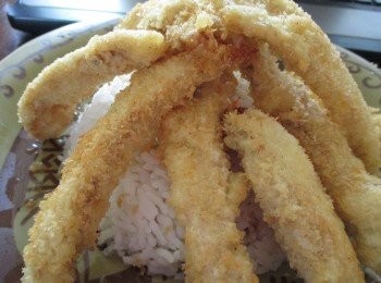 step6: 白飯一碗倒蓋，舖上現炸雞柳數量。