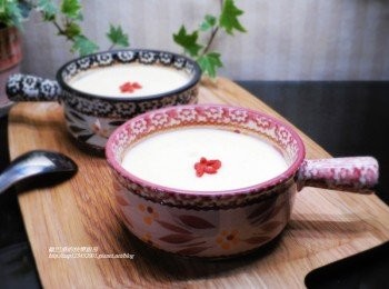 step6: 6.滑嫩細緻的雞高湯蒸蛋就完成囉。

如果用一般電鍋ˊ外鍋米杯水一杯ˊ完成再略悶3~5分鐘。
如果用瓦斯蒸ˊ蒸鍋以中小火蒸12~15分鐘左右。
簡單食材可以方便輕鬆就能端出迷人料理喔。