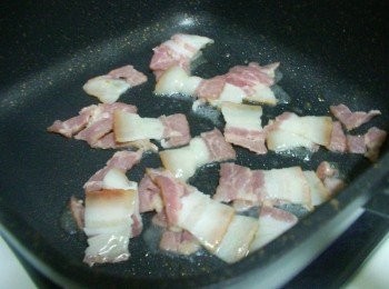 step2: 熱鍋後ˊ不需放油ˊ直接放入培根肉片炒香ˊ 肉片本身逼出的油脂就非常足夠也非常香了