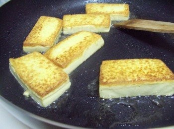 step4: 用中火將兩面煎至金黃焦香(一面約3分鐘)