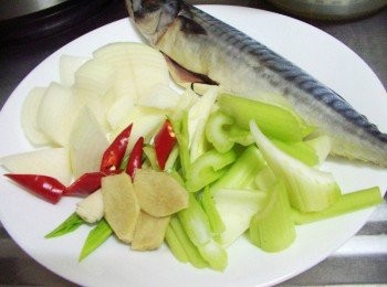 step1: 步驟1先準備好所有<span class="group_1">材料</span>ˊ並請清洗乾淨切成適當大小備用