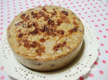 step6: 今天因為上頭有灑上香蔥肉燥ˊ已經略有油脂ˊ 所以我沒再抹上一層油ˊ 如果沒有ˊ表面記得稍為上層油再冷藏(可防止變乾硬喔)。 料多味美的芋頭粿ˊ心動的趕緊行動ˊ 切片再略為煎過ˊ滋味更棒哦~ 芋頭因為本身含水量少ˊ所以比蘿蔔糕略增加水份。 成品口感適中ˊ也十分好吃喔。