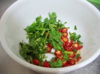 step6: 準備一適合的碗或容器ˊ放入<span class="group_3">涼拌調味</span>及步驟4處理好的香辣油 (只取香辣油即可)