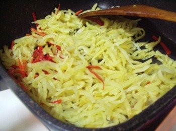 step4: 用原鍋接著處理榨菜及辣椒ˊ (榨菜可以多拌炒些時間ˊ要炒透才能去除生澀感帶出香味)