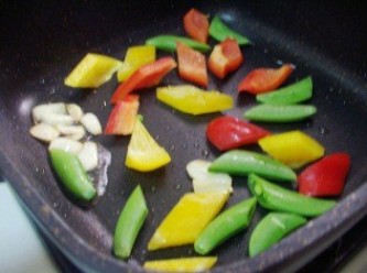 step6: 然後加入紅椒ˊ黃椒ˊ甜豆ˊ快速拌炒均勻