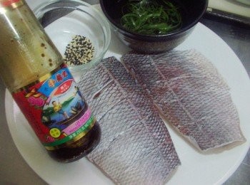 step1: 1.先準備好所需<span class="group_1">材料</span>ˊ魚片洗淨ˊ擦乾水份ˊ略為劃刀ˊ 用少許鹽兩面抹均勻ˊ蔥綠切細絲備用