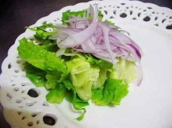 step9: 盤內搭配上生菜紫洋蔥ˊ再擺上步驟8及香草奶油