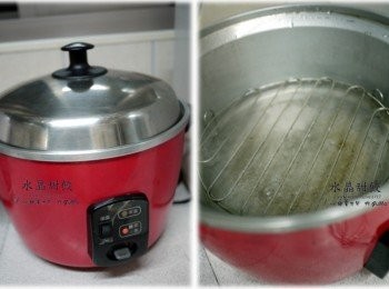 step8: 電鍋內鍋先倒入一杯水後，不要放入水晶餃，空鍋按下開關讓它蒸到內鍋水滾時