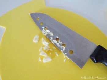 step2: 準備一瓣大蒜, 然後將它剁細，備用。