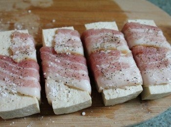 step1: 豆腐切約1公分厚, 用培根捲起來. 收口處用太白粉黏著, 在灑上少許的黑胡椒粉