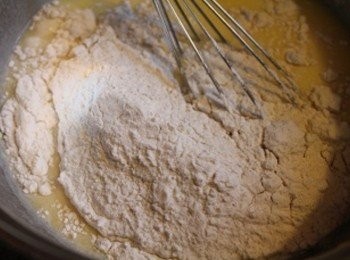 step2: 再篩入麵粉調成薄餅麵糊(此麵糊配方可煎8-12片薄餅) 麵糊靜置30分鐘後, 即可開始操作煎薄餅