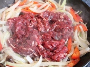 step3: 蔬菜類炒至軟化約5分熟, 再放醃好的肉炒熟