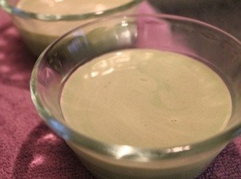 step2: 抹茶奶酪漿倒入容器之後, 放入冰箱冷藏至奶酪凝固, 食用前加適量的紅豆泥即完成