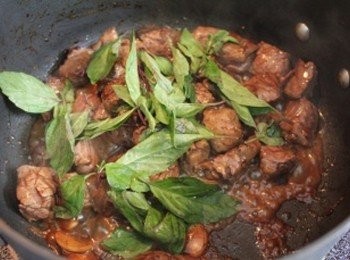 step4: 牛排肉煎至自己喜愛的熟度之後, 起鍋前加入九層塔與少許黑胡椒拌炒即完成