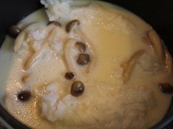 step2: 加入白飯與無糖豆漿, 用中火慢慢熬煮