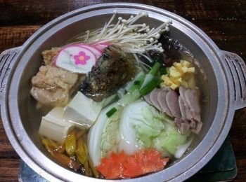 step4: 倒入高湯. 魚頭. 白菜煨湯,水滾後加塩調味,放入台東金針花.木耳.豆腐.火鍋料.肉片.金針菇..,再次煮滾,熄火加入沙茶醬.白胡椒即可上桌