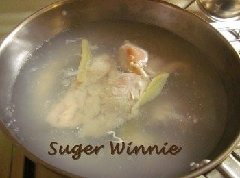 step2: 整理<a href="https://bit.ly/3EZL8dD" target="_blank" data-keyword="雞胸" class="guide-link"><strong>雞胸</strong></a> <span style="display:inline-block;vertical-align:middle;margin-top:-3px;color:initial;border-radius:3px;padding:2px 3px;font-size:12px;line-height:14px;background:#87d300;color:#fff;">即買</span> 肉:將雞皮及多餘油脂切除(菜市場買的整付<a href="https://bit.ly/3EZL8dD" target="_blank" data-keyword="雞胸" class="guide-link"><strong>雞胸</strong></a> <span style="display:inline-block;vertical-align:middle;margin-top:-3px;color:initial;border-radius:3px;padding:2px 3px;font-size:12px;line-height:14px;background:#87d300;color:#fff;">即買</span> 肉有連皮和雞架骨,雞架骨可拿來熬湯,雞皮可炸雞油),紅蔥頭.蒜頭切片備用,煮<a href="https://bit.ly/3EZL8dD" target="_blank" data-keyword="雞胸" class="guide-link"><strong>雞胸</strong></a> <span style="display:inline-block;vertical-align:middle;margin-top:-3px;color:initial;border-radius:3px;padding:2px 3px;font-size:12px;line-height:14px;background:#87d300;color:#fff;">即買</span> 肉:水滾放米酒.薑.<a href="https://bit.ly/3EZL8dD" target="_blank" data-keyword="雞胸" class="guide-link"><strong>雞胸</strong></a> <span style="display:inline-block;vertical-align:middle;margin-top:-3px;color:initial;border-radius:3px;padding:2px 3px;font-size:12px;line-height:14px;background:#87d300;color:#fff;">即買</span> 肉,約煮5分鐘(視厚度)到肉熟