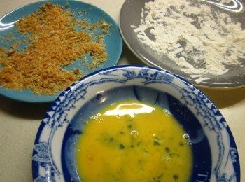 step7: 準備3個盤子分別放麵包粉.中筋麵粉.蛋液