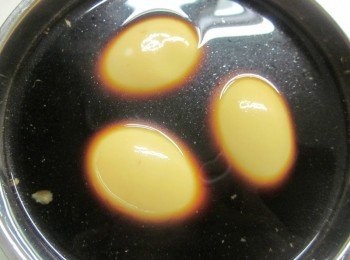 step3: 將所有調味料一同煮熟放到微溫,再將蛋泡到醬汁中20分鐘即可食用.