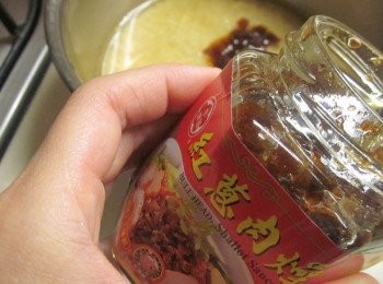 step3: 作法2.加入牛頭牌紅蔥肉燥.醬油.米酒