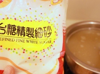 step3: 煮好後把鍋子放上瓦斯爐，再加水，煮滾後，加糖或冰糖調味即可。